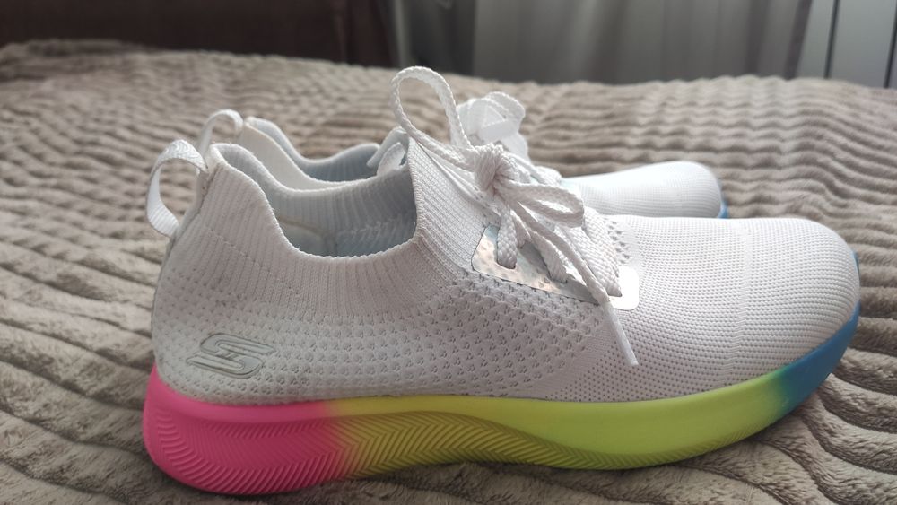 Продам жіночі легенькі кросівки Skechers