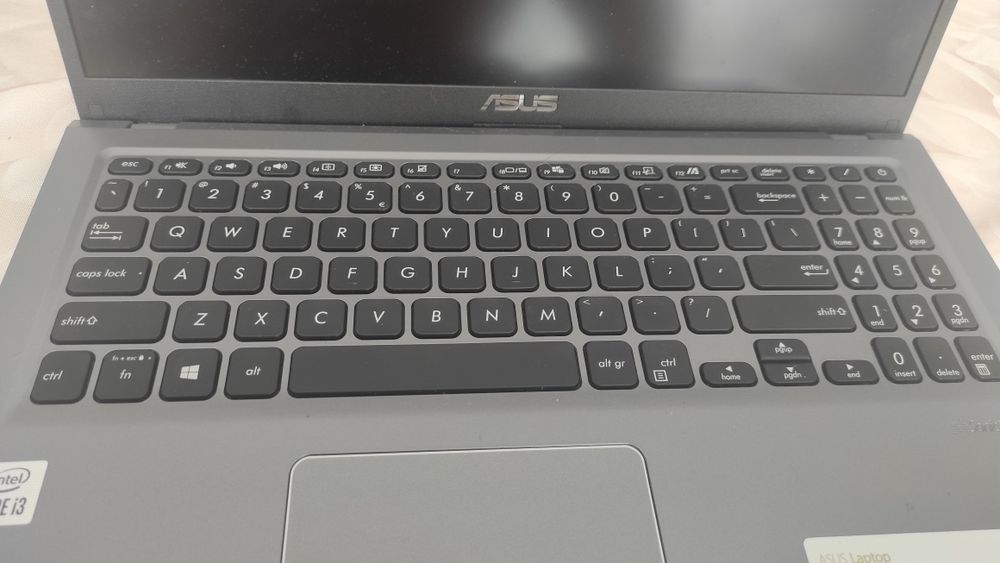 Asus laptop F515J BQT706T stan idealny