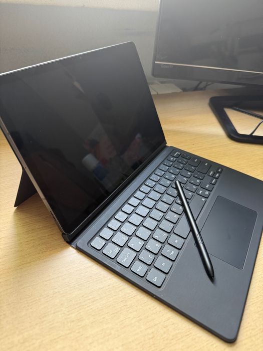 Планшет Самсунг с чехлом та клавіатурою.