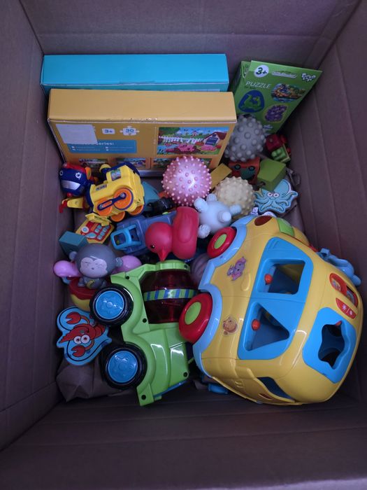 Велика коробка іграшок