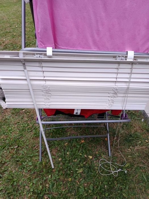 Żaluzje białe na okna