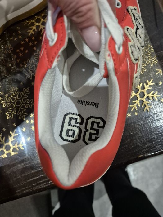 Кросівки бершка 39 розмір