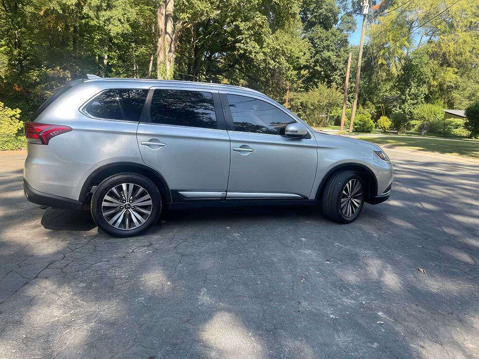 Mitsubishi Outlander      2020