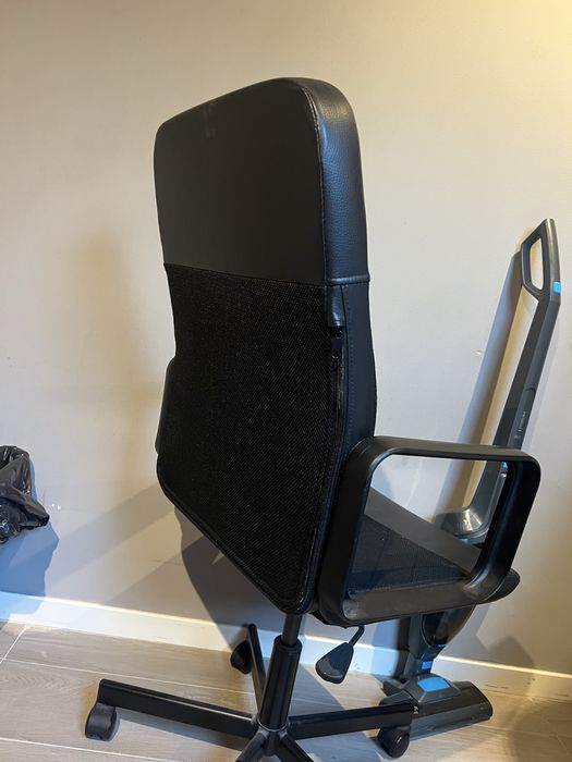 Cadeira preta do Ikeia usada