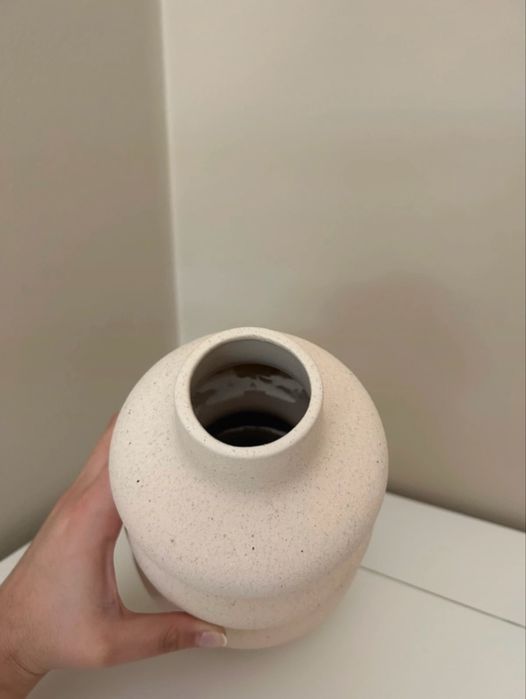 Jarra de cerâmica bege com textura