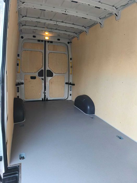 Zabudowa przestrzeni ładunkowej paki busa w aucie VW Crafter L4H3