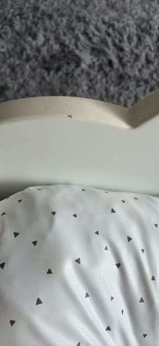 Muda fraldas com colchão e estante em forma de nuvem