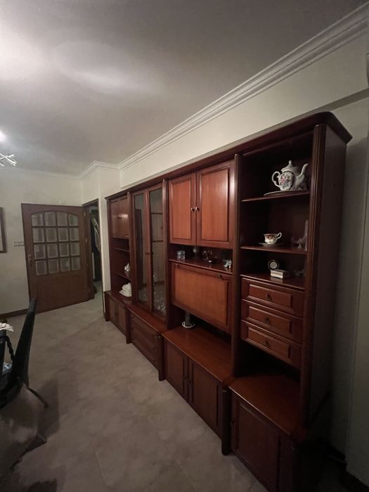 Movel de sala em madeira com vitrine e mini bar