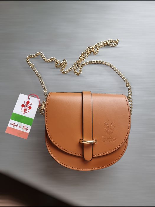 Mała skórzana damska torebka na złotym odpinanym łańcuszku Włochy