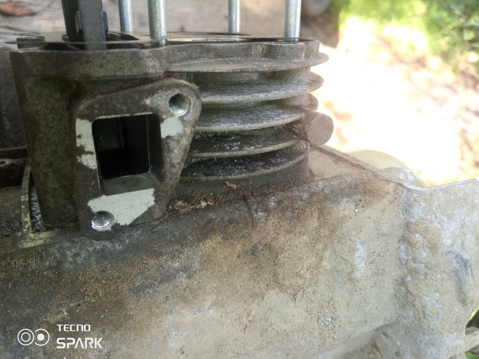 Скутер цилиндр с поршнем.