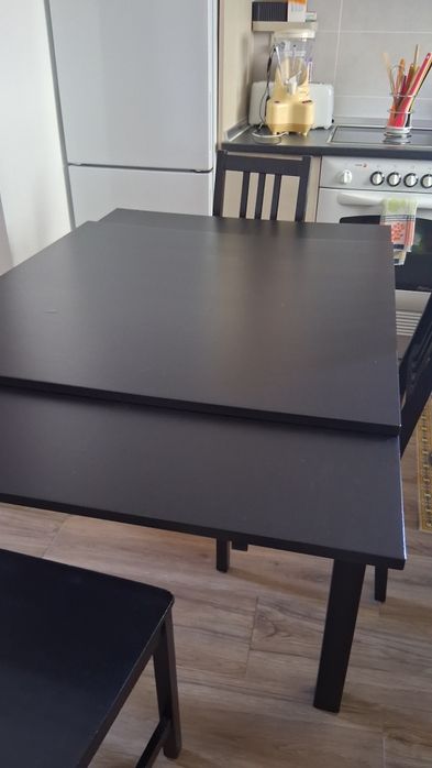 Mesa BJURSTA extensível e cadeiras