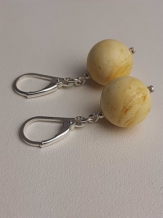 kolczyki z białym bursztynem