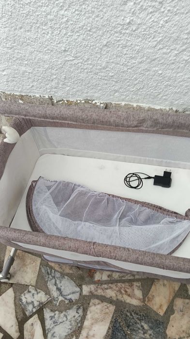 Cama de bebé com balanço automático