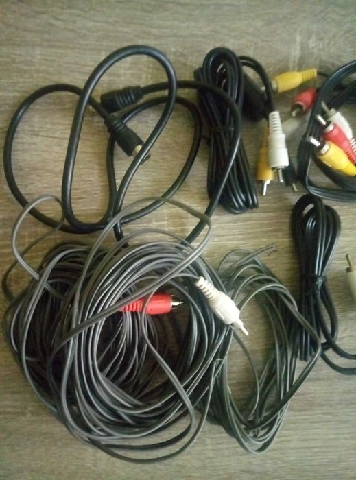 Різні кабелі для гаджетів
