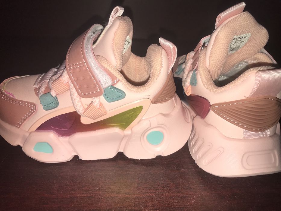 Крутые стильные кроссовки для вашей модницы