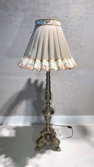 Neobarokowa lampa stojaca podlogowa w kolorze starego srebra