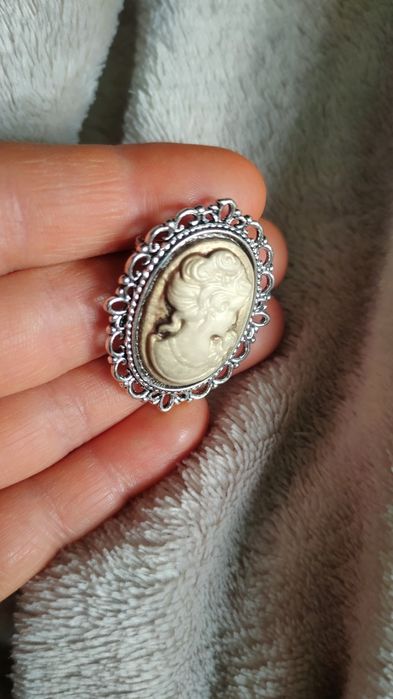 Broszka retro vintage staromodna kamea z kobieta kobieca kameowa