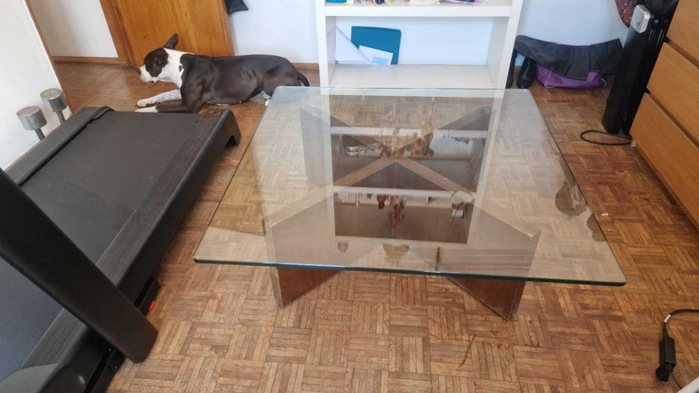 Mesa de centro de estilo contemporâneo em madeira maciça e vidro