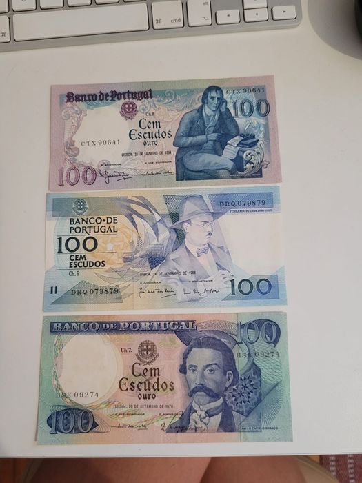 Moedas .notas e relógios