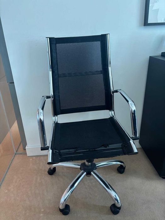 Cadeira de escritório giratória com rodas (2 disponíveis)