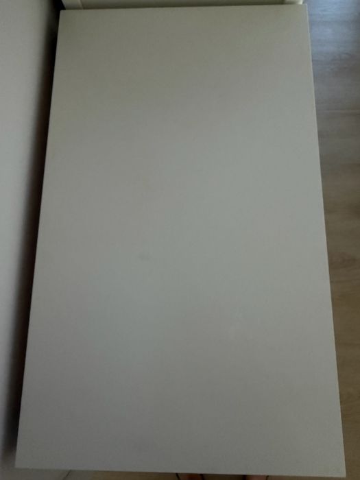Comoda e mesa de cabeceira ikea