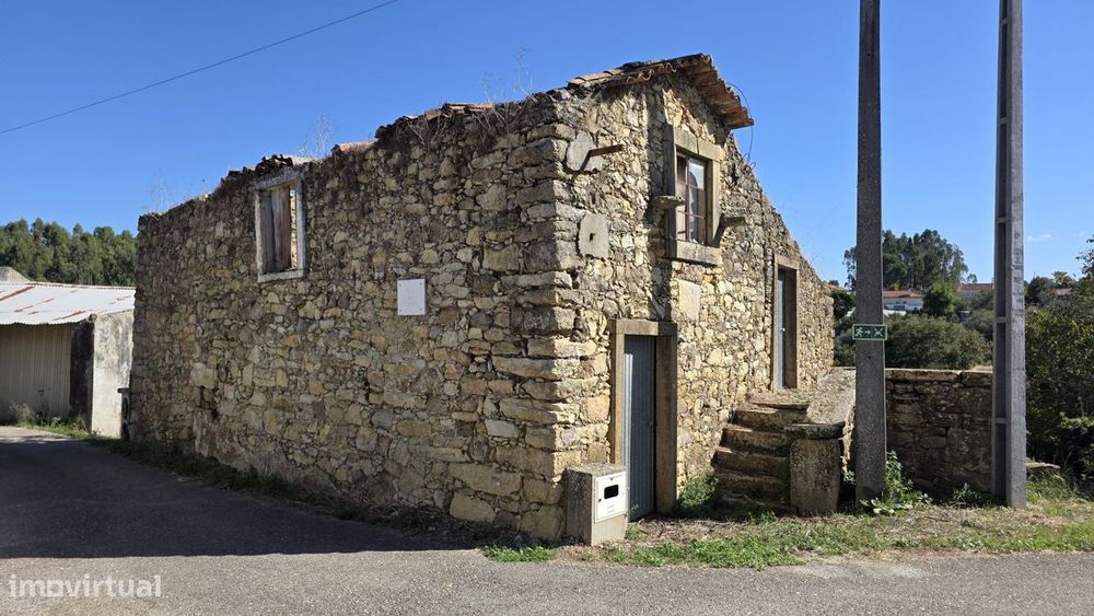 Casa em pedra e celeiro para restaurar