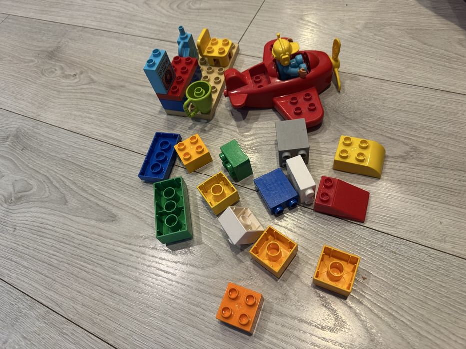 zestaw LEGO DUPLO – samolot z pilotem.