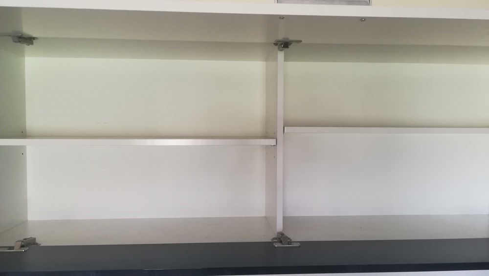 Móvel de sala com diferentes elementos em branco e preto