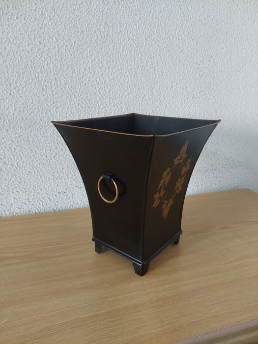 Vasos em folha de metal pintados á mão