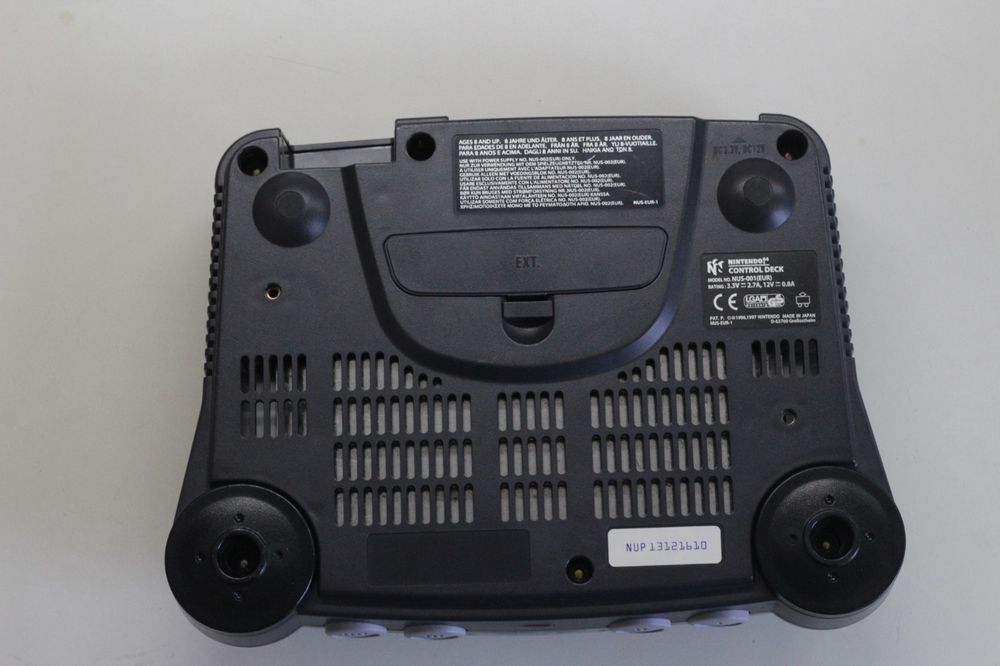 Nintendo 64 (N64) com jogo Super Mario 64