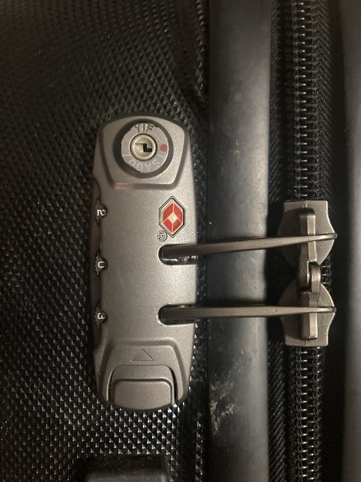 Mala viagem rigida tamanho medio (marca Delsey)