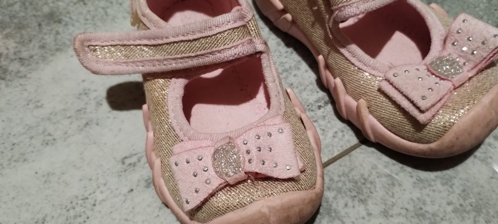 Buty dla dziewczynki r19 (dł.wkładki 12cm)