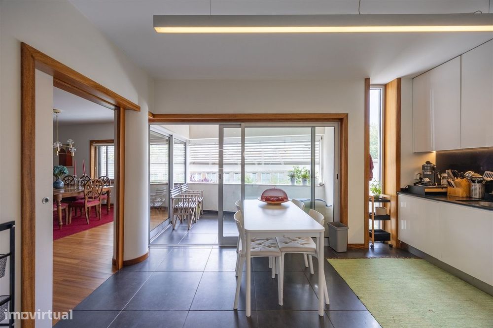 Apartamento T4+1 em Serralves com garagem