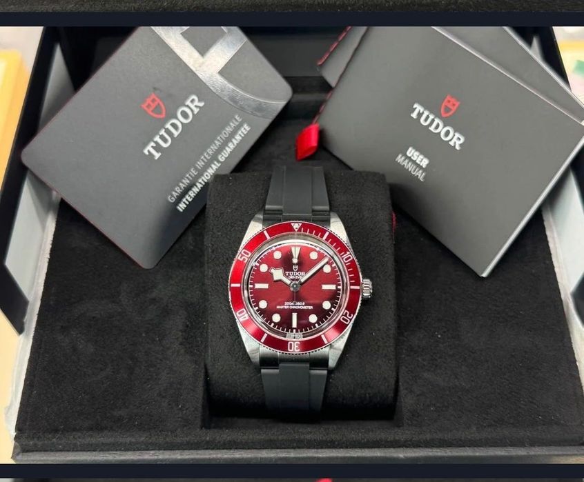 Tudor black bay 58 burgundy