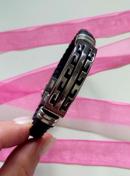 Pulseira em couro preto e aço prateado. Fácil aperto