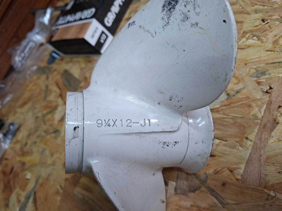 Śruba do silnika YAMAHA  9- 1/4" x 12 -J 1