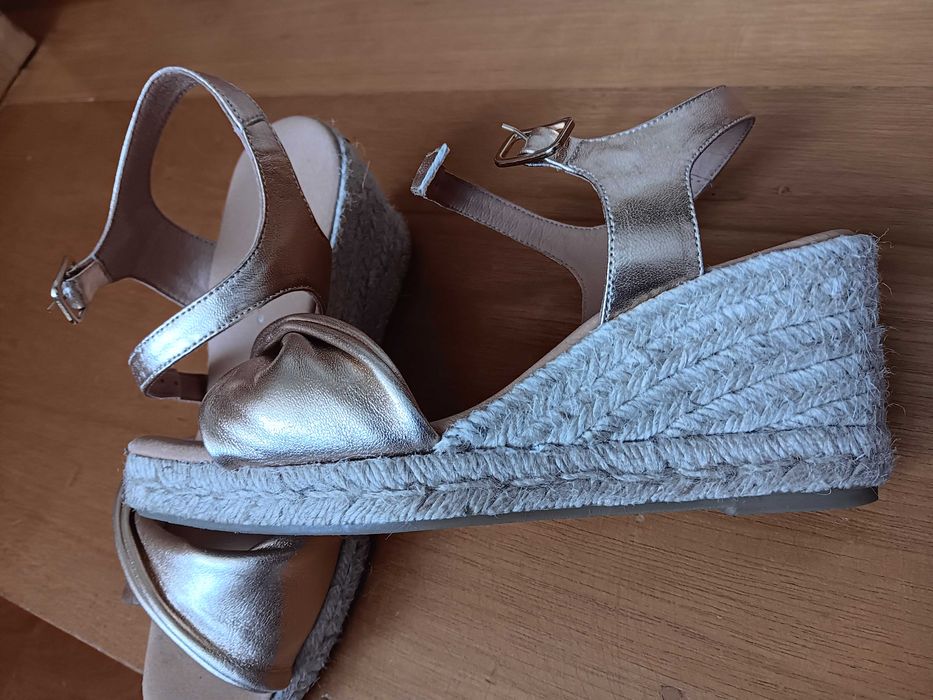 Sandálias douradas (deste ano)