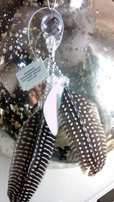 2 candeeiros novos com abajours brilhantes e acessorios penas