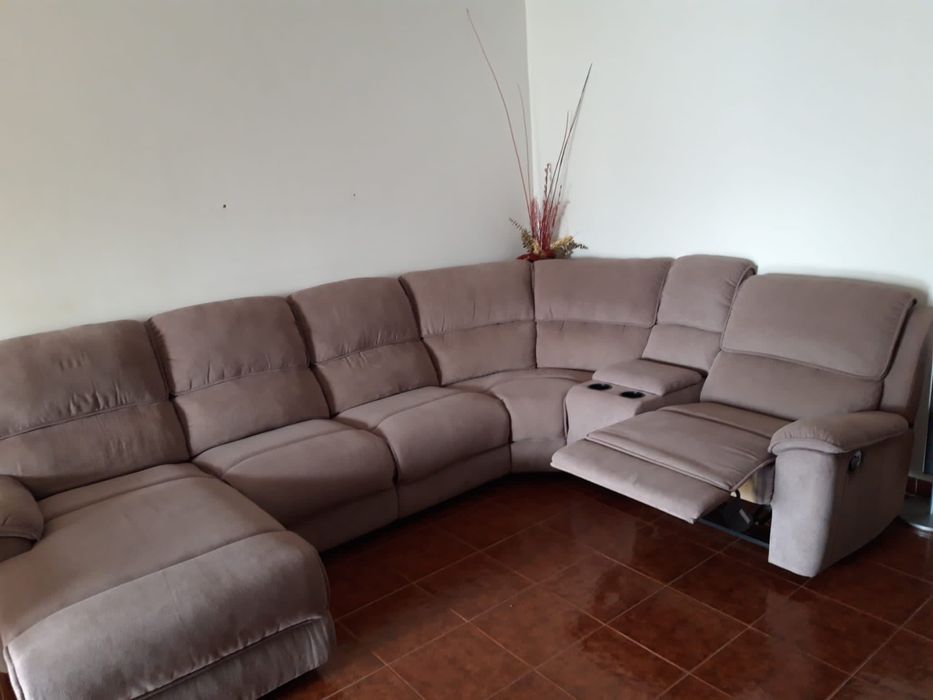 Sofá em U castanho acinzentado
