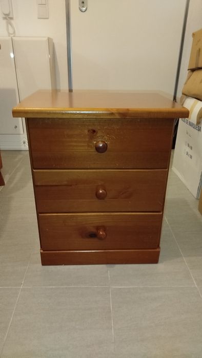 Cama de solteiro + mesa de cabeceira em madeira