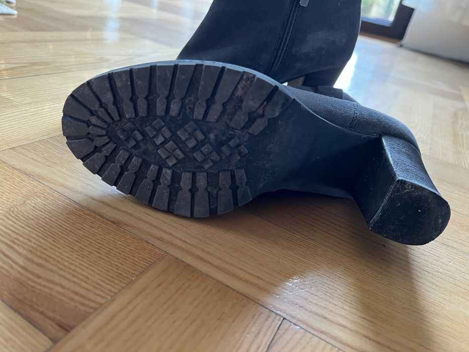 Botki szare na słupku