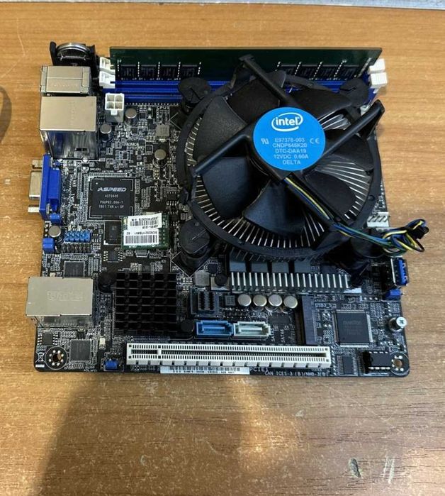 Продам материнскую плату ASUS P10S-i