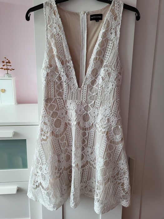 Sukienka PrettyLittleThing koronka ażur głęboki dekolt sexy