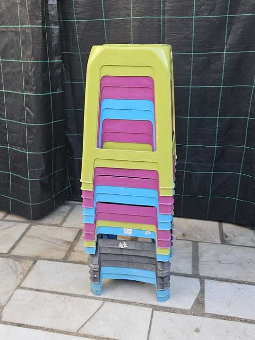 16 bancos de plástico