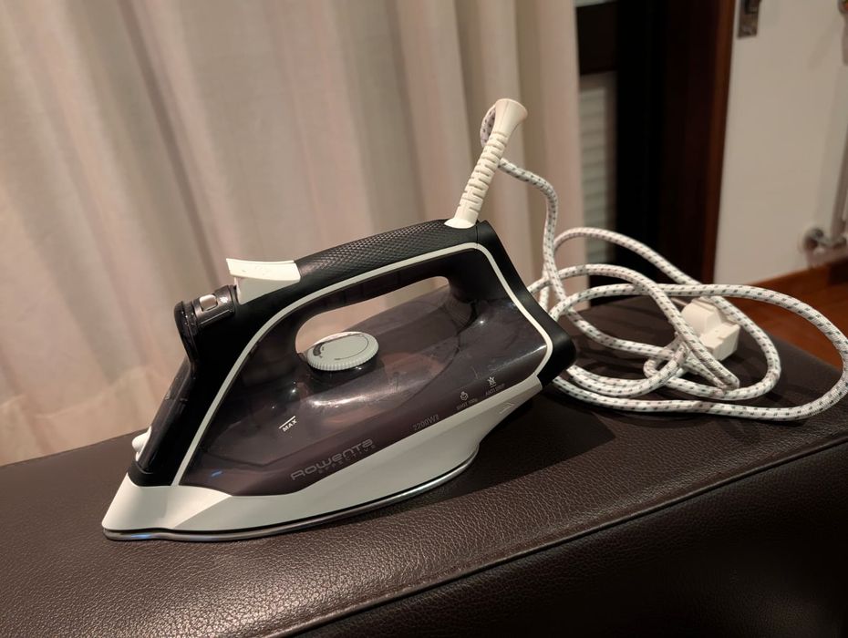 Ferro de passar roupa. Usado duas vezes apenas.