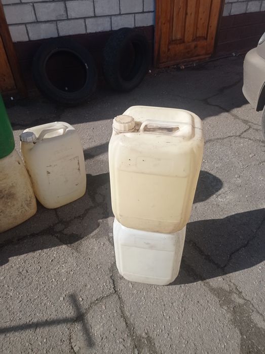 Продам пластиковые канистры 20 литров.