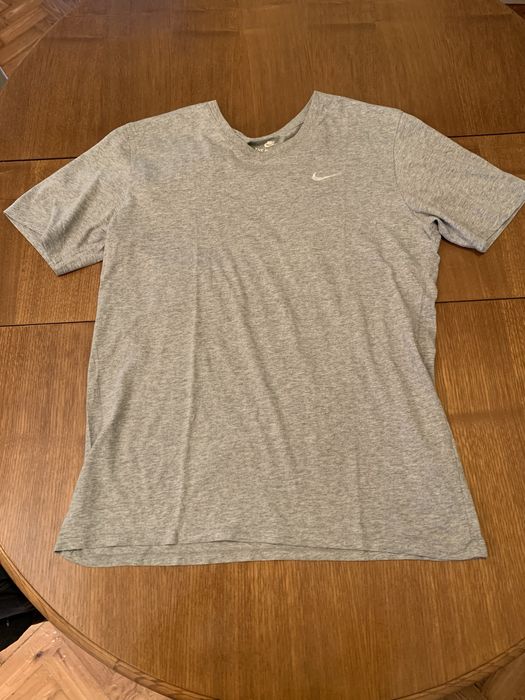 Tshirt cinzenta lisa da nike