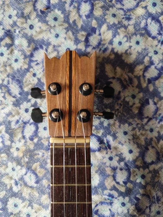 Cavaquinho de grande qualidade, em madeira africana