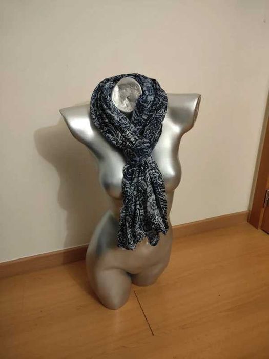 Lenço com um padrão paisley clássico