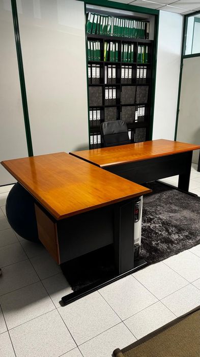 Secretaria usada com 2 gavetas